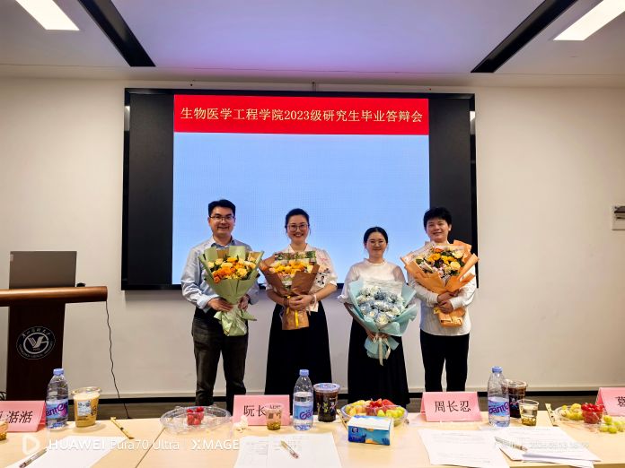 Congratulations! One doctoral student and two master students in the laboratory successfully passed their thesis defenses.